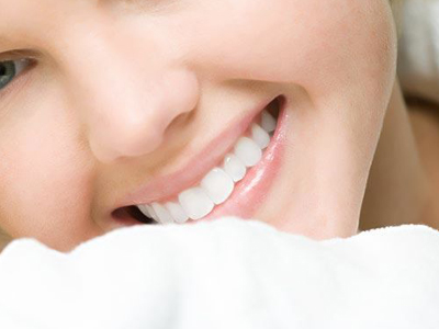 洗牙重在清潔 不等於美白牙齒