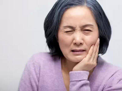 　　大部份患者的牙痛都是因為齲齒引起的，齲齒的發生發展一般分以下幾個階段：  　　淺齲：  　　僅牙齒表面的牙釉質受到損害，牙齒基本沒有感覺或有輕微的酸痛。此時如能及時發現並就診治療，療效將非常理想，並能及時阻止齲病的繼續發展損害。因此每年進行一次口腔檢查將是非常必要的防治措施。  　　中、深齲：  　　牙齒損害已進行到牙本質，牙齒開始有酸痛的感覺或咬物時感到酸軟、短暫性疼痛。對冷熱、酸甜刺激敏感甚至引起短暫的疼痛。此時及時就診也能盡量保存牙齒的活力，盡量恢復牙齒的功能和外型。  　　牙髓炎：  　　牙齒損害已穿透堅硬的牙體組織而到達營養、神經組織——牙髓，一般牙齒會自發性劇烈疼痛，有時放射到整個臉頰部和引起頭痛。但是也有個別患者整個過程基本上沒有感覺到疼痛。  　　此時應當馬上到口腔科就診，通過正確的根管治療能立即解除痛苦，保存患牙。如果這時還采取拖延的措施，比如隨便吃點消炎藥、止痛藥等忍過就算，將會錯過治療時機，最終導致患牙的拔除，缺失。間接影響鄰牙和整個口腔、咀嚼系統的健康。  　　根尖炎、根尖膿腫：  　　牙齒鈍痛、脹痛、松動，咬物痛。細菌已通過髓腔進入根尖周組織，導致牙槽骨吸收，患牙松動，最終脫落缺失。甚至可以導致根尖囊腫、間隙感染、骨髓炎、颌骨壞死等嚴重後果!此時更應及早治療，爭取把牙齒颌骨損傷減到最小!  　　那麼為什麼牙齒痛起來會如此難受呢?  　　這和牙齒的結構密切相關。因為牙齒外層是堅硬的牙體組織，而發炎的牙髓組織滲出許多炎性液體令髓腔內壓力驟然升高。牙髓受到高壓而產生劇痛!而高壓又進一步加快牙髓組織的壞死，形成惡性循環。  　　而且牙髓神經是通過幾條主要神經連接神經中樞，缺少准確的痛覺定位。所以牙髓炎急性發作時往往整邊頰面部都感到劇烈疼痛，甚至引起偏頭痛。  　　但也有的患者說自己還未覺得怎麼痛，但牙齒已齲壞了大半，這又是怎麼回事呢?  　　這是因為齲齒發展很快，牙髓還未發生急性炎症，牙體已被蛀穿到髓腔了，牙髓的炎症滲出物可通過齲洞引流出來，因此疼痛不是很劇烈，一般患者認為忍忍也就過去了。  　　但是牙齒的損壞並不會因此而停止，細菌會通過髓腔繼續破壞根尖周組織，使根尖周發生炎症、膿腫、囊腫等等。此時膿液因無法及時排除，就會令頰面部腫脹。膿液和細菌向周圍擴散就會引起間隙感染、骨髓炎等嚴重並發症!  　　因此口腔醫生還是不厭其煩地提醒您：預防勝於治療!每年堅持進行一次口腔檢查!