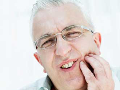 　　如果是<a name='InnerLinkKeyWord' href='http://www.jianke.com/kqpd/916524.html' _fcksavedurl='http://www.jianke.com/kqpd/916524.html' target='_blank'>智齒發炎</a>而導致的牙痛臉腫發燒，可以口服甲硝唑一顆螺旋霉素兩顆消炎，智齒18~38歲長的牙齒，一般沒有阻生傾斜是不用管它的，經常發痛的話一般建議拔出（在沒有炎症不痛的時候才可以拔除）。  　　此外，還有可能是風火痛，輕度的只有牙龈炎，重度的同時有<a name='InnerLinkKeyWord' href='http://www.jianke.com/kqpd/824600.html' _fcksavedurl='http://www.jianke.com/kqpd/824600.html' target='_blank'>急性牙髓炎</a>，伴有淋巴腫大，或同時還有一系列身體症狀，如<a name='InnerLinkKeyWord' href='http://www.jianke.com/zypd/' _fcksavedurl='http://www.jianke.com/zypd/' target='_blank'>舌苔</a>黃、發燒、便秘或大便不暢等上火現象。風火牙是牙痛中最痛的一種，痛點明顯，痛處必腫，牙齒完全不能咬合，牙醫在使用了消炎藥和止痛藥都不能控制腫痛時也只能采取根管療法，這是最痛苦的最痛的牙痛。針對這種牙痛可以采用牛黃解毒片，（每次6片，每天三次）當天就能緩解。
