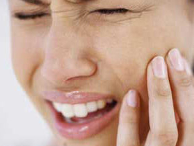 　　牙痛常見誘因一：齲齒（蛀牙）  　　當齲齒發展到重度齲齒時，齲洞內的細菌就可以直接通過牙本質的效果進入牙髓腔內引起牙髓炎，牙髓炎導致的牙痛是極難忍受的，而且往往會伴有半側頭痛、太陽穴痛等症狀，讓患者叫苦連連。  　　牙痛常見誘因二：牙周病  　　牙周病可引起兩種不同性質的牙痛。最常見的是咀嚼痛，由於牙周組織的炎症，牙周袋內化膿而使患者咬東西時非常疼痛。另一種疼痛與齲齒引起的牙髓炎相似，當<a name='InnerLinkKeyWord' href='http://www.jianke.com/kqpd/' _fcksavedurl='http://www.jianke.com/kqpd/' target='_blank'>牙齒</a>非常松動時，細菌由牙周袋到達牙根末端的根尖孔再經根尖孔進入牙髓腔內引起牙髓炎而疼痛。  　　牙痛其實也是病，口腔健康，生活才有滋有味，愛自己，請先從“齒”開始。