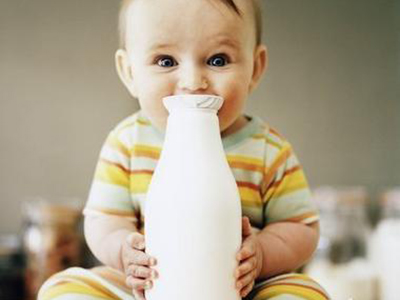 　　奶瓶喂奶不注意，寶寶易得奶瓶性齲齒