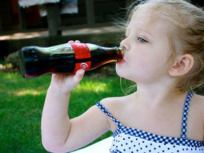 孩子有蛀牙是因為喝可樂嗎 蛀牙對兒童有的害處嗎