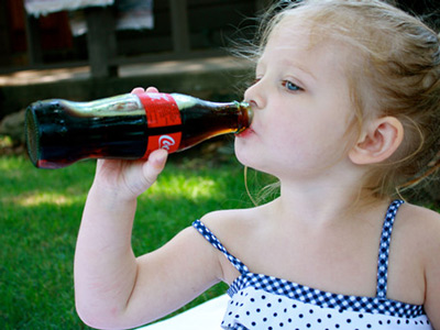 每天1瓶可樂1袋小食品 5歲娃滿口牙讓“蟲”啃光