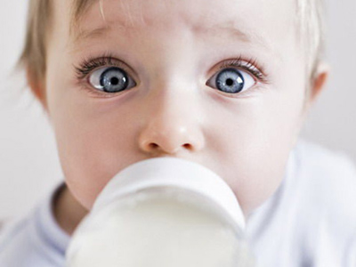 兩歲女嬰牙齒變黑 原因竟長期含奶瓶致齲齒