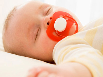 寶寶含著奶瓶入睡當心長蛀牙