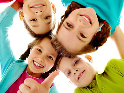 蛀牙是一種很常見的口腔疾病。主要是由於孩子的乳牙在被鈣化的過程中遭受到口腔細菌的侵蝕，而導致孩子們的牙齒健康出現問題，也就是我們常說的蛀牙。多和孩子日常不良的生活習慣、飲食習慣等有關。家長們需要加強孩子們的衛生習慣和飲食習慣，給孩子一個良好的口腔環境。