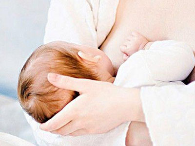 　　很多人擔心母乳中的乳糖會造成蛀牙，但根據最近的醫學文獻研究結構發現，長期的哺喂母乳並不會造成蛀牙。哺喂母乳還可以減少咬合不正、顏面肌肉發育不全幾阻塞性睡眠呼吸暫停的危險性。  　　1.糖分的攝取。影響因素主要是<a name='InnerLinkKeyWord' href='http://www.jianke.com/kqpd/' _fcksavedurl='http://www.jianke.com/kqpd/' target='_blank'>牙齒</a>暴露在糖分下的頻率，而不是所接受的糖分總量。也就是說，如果寶寶一天吃三顆糖，最好一次吃完，而不是分三次吃。  　　解讀：母乳中的糖分是乳糖，在乳糖酶的作用下會分解成半乳糖和葡萄糖；但是幸運的是，我們的乳糖酶是存在於小腸中的，所以正常情況下乳糖是不會在寶寶口腔中分解後再去腐蝕牙齒的。  　　2.蛀牙菌進入口中的時間。蛀牙菌可以經由照顧寶寶的人傳染給寶寶，例如親吻、共用湯匙等。  　　解讀：如果家長或者家裡的老人有蛀牙，請注意不要跟孩子共用餐具，也需要避免用牙齒咬碎食物喂給孩子吃。  　　3.胎兒發育期間媽媽的疾病或壓力。  　　解讀：因為乳牙是在媽媽肚子裡就長好的，出生後是存在於孩子的牙龈中，直到孩子四個月之後慢慢萌出。  　　4.家庭飲食習慣不好。  　　解讀：家庭日常生活中甜食吃的很頻繁，孩子蛀牙的幾率會更高。  　　5.家庭的口腔及衛生習慣不好。  　　解讀：沒有良好的口腔保健習慣，比如：孩子添加輔食之後也不給刷牙、睡前不刷牙或者刷牙10秒鐘搞定，蛀牙的幾率直線上升。  　　6.家庭的<a name='InnerLinkKeyWord' href='http://www.jianke.com/yuer/beiyun/ysyc/' _fcksavedurl='http://www.jianke.com/yuer/beiyun/ysyc/' target='_blank'>遺傳</a>性（較小的影響因子）。  　　解讀：牙齒不好確實也可能受益遺傳的影響，有的孩子牙釉質發育不全，會更容易蛀牙。  　　因此，母乳哺育和寶寶蛀牙無關。然而。完全哺喂母乳並不能保證寶寶不會蛀牙，因為還有很多其他危險因子存在。  　　保護牙齒小貼士：  　　1.從小就養成清潔寶寶口腔的習慣，可以用一塊干淨的軟布，清潔寶寶的牙龈及口腔。等寶寶長第一顆牙開始，就用軟的牙刷幫寶寶清潔。  　　解讀：良好的口腔習慣很重要！  　　2.不要讓寶寶養成吸奶瓶睡覺的習慣，不要將奶瓶當做安撫寶寶的工具，不要讓寶寶口中含著奶水睡覺。直接吃母乳時因為寶寶將乳房吸得長長的，奶水直接進到口腔後面，較少接觸牙齒，所以比較沒有關系。  　　解讀：吃母乳的時候，寶寶會把乳頭含的很深，乳頭會抵達軟硬腭的交接處，所吮吸出來的<a name='InnerLinkKeyWord' href='http://www.jianke.com/nrfkpd/802350.html' _fcksavedurl='http://www.jianke.com/nrfkpd/802350.html' target='_blank'>乳汁</a>會直接吞咽，不容易侵泡牙齒。  　　3.安撫奶嘴不要塗上糖水或其他含糖食物。  　　解讀：顯而易見，這種方式是容易造成蛀牙的。  　　4.當寶寶准備好時（約六個月就可以開始嘗試），就開始練習使用杯子，盡早戒掉奶瓶。  　　解讀：吮吸奶瓶的方式和吃母乳的方式完全不一樣，奶嘴不會含的很深，乳汁容易大量浸泡牙齒；如果這時候嬰幼兒口腔中有牙齒致齲菌，就會使得母乳中的乳糖提前在口腔中分解，從而傷害牙齒。  　　5.減少給寶寶及幼兒吃糖的次數。  　　解讀：我們可以減少給孩子吃糖的次數，而不是限制孩子去吃糖。因為1天分9次吃9顆糖和1天吃1次糖，1次9顆糖，前者的蛀牙風險要高的多！  　　6.當乳牙長滿20顆時，或是擔心有問題時，就帶給牙醫師做檢查。  　　解讀：定期的看牙可以幫助了解孩子牙齒發育的情況，並且可以及時發現蛀牙；發現只有及時的醫治，可以避免蛀牙擴散的風險。