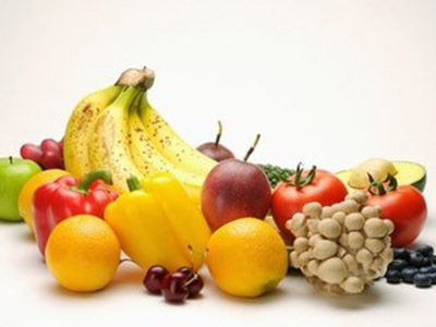 　　第一.關於糖的致齲性和含糖食品  　　每日我們從飲食中獲取的糖，除了牛奶中的乳糖和水果及蔬菜中的內源糖外，還有一些外來糖即游離糖。  　　不同的糖區分在飲食建議中十分重要!  　　因為乳糖和內源糖對牙齒健康的危害非常小，比如：以澱粉為主要成分的食物(如馬鈴薯、饅頭、米飯等)不容易致齲。  　　而游離糖才是使齲病發生的主要致病因素。比如：精制面粉經過熱處理與糖混合而成的食物(如餅干等)則像糖本身一樣有致齲性。  　　第二.進食頻率  　　攝取糖的頻率對齲病的發生十分重要，要減少攝糖的頻率，但也絕對不能忽視糖的攝入量。因此，我們建議減少食糖量和攝糖頻率，尤其是控制攝糖頻率。  　　第三.飲食中糖的來源  　　學齡兒童中大約有2/3的游離糖來源於零食、軟飲料和甜點。游離糖作為致齲主要因素，必須作為健康教育的重點。在年幼的兒童中，水果味的含糖飲料是牙齒健康最大危害，常常也是猖獗齲的致病因素。此外，在奶制品中加入額外的糖也是導致幼兒牙齒患齲的原因。  　　第四.飲食建議  　　減少攝取游離糖的量和頻率，多食新鮮水果和蔬菜。  　　年幼兒童合理的飲食習慣的建立，家長尤其需要重視。家長們應該抵制購買一些含游離糖和<a name='InnerLinkKeyWord' href='http://www.jianke.com/jfpd/' _fcksavedurl='http://www.jianke.com/jfpd/' target='_blank'>脂肪</a>的產品。家長也可以通過替換糖來給小朋友提供成長所需要的能量。  　　媽媽們一定要幫助小朋友從小建立合理健康的飲食習慣。良好的飲食習慣對小朋友的口腔及全身健康都有積極的意義。