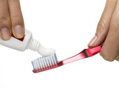 加利福尼亞大學牙醫學院的副教授蘇珊·海德指出，如果牙龈創口一兩個星期都不能愈合，或者某一區域的黏膜長時間呈白色或者紅色，而不是正常的粉紅色的時候，需要就醫以排除口腔癌的可能。
