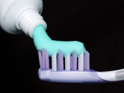 如何正確使用含氟牙膏？