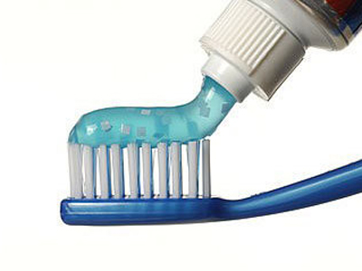切勿共用牙膏 一人患病全家或染上牙病