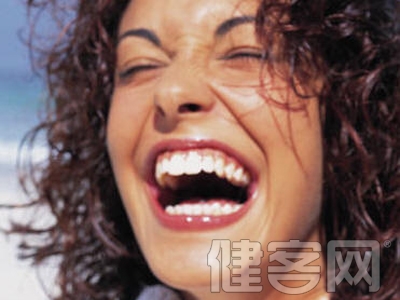 　　老美對牙齒的美觀度有相當執著的追求。常會因為沒有好牙齒，而產生強烈的自卑感(NoSelf-Esteem)。當口腔經過治療改善後他們欣喜若狂，有時不知所措，有一次一個老美牙友對小德說「Dr.DL,IhadsuchbeautifulteethwhenIwasyoung.」-我年輕的時候，有一副很美的牙齒。那位牙友已經接近90歲了，依舊那麼在乎自己外在的美感。