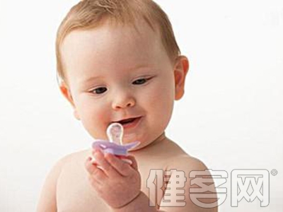 　　吮吸是嬰兒的一種先天反射，早在媽媽的肚子裡，小寶寶就開始吮吸手指了。當小寶寶們吮吸手指、安撫奶嘴、還有其他物件的時候，他們會感覺有安全感、快樂，也可以幫助他們了解這個世界。