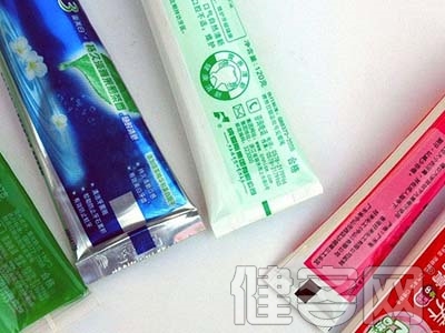 　　前言：剖析牙膏的基本成分，"以牙膏管底部顏色條區分牙膏成分"的謠言不攻自破。互聯網飛速發展，微博、微信的轉發功能成為人們在網絡上獲取信息的重要渠道，在一定程度上改變了人們的生活方式和生活態度。