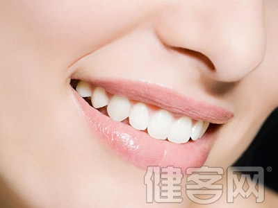 　　人的一生有兩副牙齒，第一副為乳牙，第二副為恆牙。乳牙共20顆，恆牙共32顆。乳牙從前向後分別為：乳中切牙，乳側切牙，乳尖牙，第一乳磨牙和第二乳磨牙。恆牙從前向後分別是：中切牙，側切牙，尖牙，第一前磨牙，第二前磨牙（這五個牙齒就是乳牙換牙後長出來的牙齒），第一磨牙（六齡牙），第二磨牙，第三磨牙（智齒）。具體請看圖片。