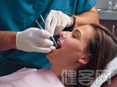 　　對於治牙先拍片的疑問，先要從什麼是根管治療說起。中國醫科大學附屬口腔醫院牙體牙髓科主治醫師朱曉華介紹，根管治療術是治療牙髓病和根尖周病的一種手術。人的牙齒並不是實心的，在牙根裡面有著走行神經和血管的通道，就是根管。在X光片上可以看到牙根中間有一條黑色的細線，就顯示了根管的具體位置。根管治療就是通過去除牙齒內部的感染物質，並對根管清理、成形以及消毒，以消除炎症、緩解疼痛症狀，後通過對根管的嚴密充填，以預防再感染。根管治療後還需完善的冠部修復，達到恢復患牙功能的目的。因此，如果不清楚牙根的具體情況，就很難完成良好的治療。所以根管治療術前、術中及術後是需要多次X光檢查的，尤其是根管充填前後，必須照，以確定根充是否到位，致密度是否合乎要求。