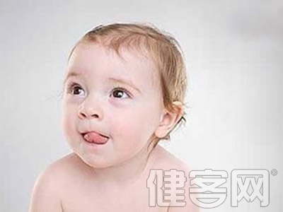 　　●即使寶寶的牙齒還沒有長出來，都要開始認真清潔寶寶的口腔。在每次喂哺寶寶之後用溫濕的毛巾或者紗布包裹著手指，然後輕輕地擦拭寶寶的口腔和牙龈處。你也可以購買市面上的一些軟膠小工具，這些小工具能夠切合你的食指的大小，而且能夠很好地清潔寶寶口腔中多余的食物。