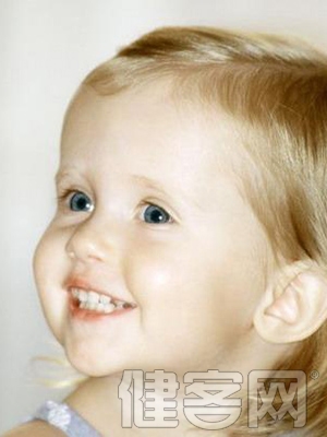 　　大多數的嬰兒在六七個月大的時候長出了他們的第一顆乳牙——通常會下面前面的兩顆門牙。當然有些孩子的第一顆牙齒萌出的有點遲，有的孩子到了12個月左右第一顆乳牙才會“破土而出”。第一顆乳牙萌出以後，其他的乳牙會陸續萌出，到三歲左右可以長全。乳牙萌出的順序會有很大的不同。