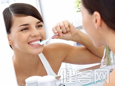 　　在接診的很多患者中，有很多人多少都有牙龈或牙周的問題，或者早期的齲齒，這時，往往沒有明顯的症狀，所以常常被忽略，但是如果被耽誤治療，就可能引發嚴重的疾病，那麼除了定期的口腔檢查以外，最好的保健方法無外乎好好刷牙，但是仍有很多人並不在意刷牙的方式方法，甚至因為刷牙不當引起了其他疾病，還有病人告訴我他每天都認真刷，怎麼還不能保證牙齒健康呢?那麼你真的會刷牙嗎?你的刷牙有效率嗎?下面我以搜集到的圖解大致講解刷牙的方法，希望我們每個人都能有效刷牙，會刷牙。