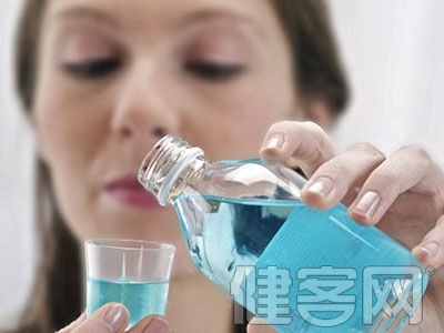 　　漱口水的主要成分是水、酒精、香精、清潔劑、表面活性劑等等。其中的活性成分因其目的不同而異。有人說，看嘛！漱口水中含有酒精，而酗酒又是口腔癌發生的危險因素之一，因此可以類推出：含酒精漱口水會引起口腔癌！其實並不然，目前還沒有研究證實漱口水的使用與口腔癌的發生存在關系。美國牙醫協會（ADA）也告訴大家：只要使用的是通過了ADA質量認證的漱口水，就是安全的，因此大家沒有必要擔心。（如下標識）