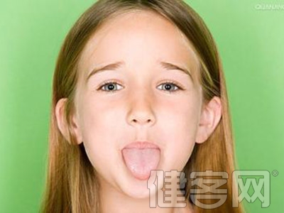 中醫中的“望聞問切”其中就是通過觀察舌苔的變化來作出疾病的診斷，正常的情況下我們正常人的舌苔都會有發白的現象，但一般都是比較厚的發白，但如果舌苔厚白就說明有一些不太正常了。那麼舌苔厚白是什麼原因呢？