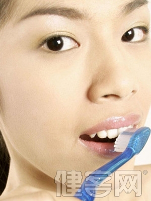 教你用牙線正確預防牙周炎