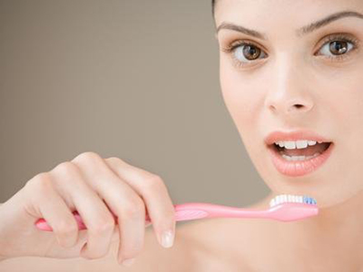 　刷牙時牙龈老出血，該怎麼辦？