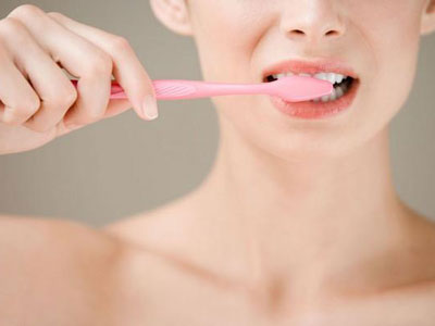 刷牙的時候刷舌苔好嗎 刷牙的七個誤區