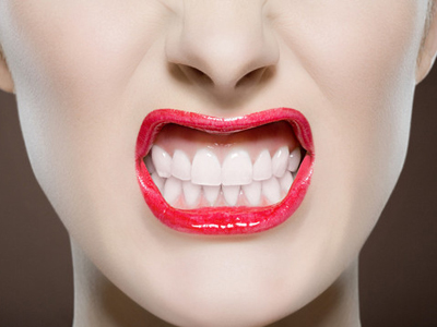 使用牙線清潔牙齒能干淨嗎