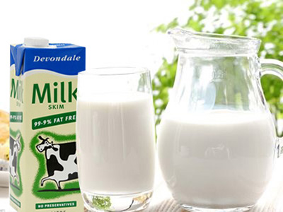 喝完牛奶再喝一杯溫開水才能確保口腔的衛生