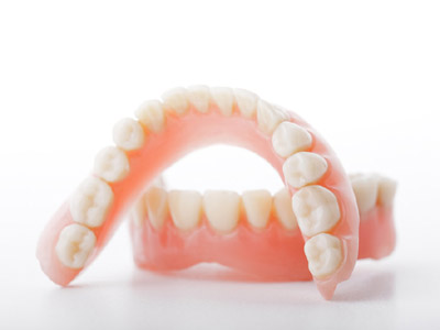 假牙比真牙更需要精心護理