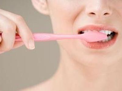 刷牙牙龈老流血是怎麼回事