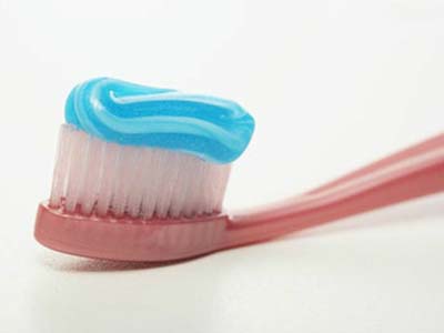 口腔清潔：漱口水不可代替刷牙