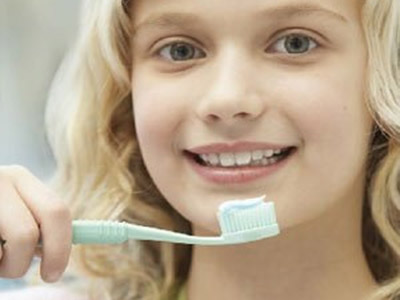 孩子過早獨立刷牙並不是一件好事，看看都有哪些隱患！