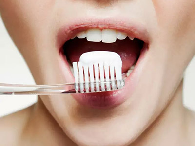 　　刷牙：護齒第一步  　　牙齒被蛀、牙龈腫脹出血，這都與附著在牙齒表面的菌斑有關。平時我們吃東西時，食物殘渣會隨著唾液附著在牙齒表面，形成一層膜狀物質，幾小時內迅速增厚，成為細菌滋生的溫床。隨著細菌數量和品種的增多，一周時間便能在牙齒表面“抱團扎根”，變成牙菌斑，它們攝取唾液中的糖分，分解後產生酸性物質，腐蝕牙齒或刺激牙龈，產生炎症。  　　長期附著在牙齒上的牙菌斑鈣化後形成難以去除的牙石，最後發展成不可逆的牙周炎，損害牙槽骨，導致牙龈萎縮、牙齒松動、壞死，情況嚴重的還會脫落。此時就需要以種植牙予以修復，不僅昂貴，還帶來許多不必要的痛苦。  　　口腔內無法實現無菌環境，唾液中的物質也不可避免地會在牙齒表面積聚成膜，我們所能做的，就是盡量控制口腔內細菌的增生。刷牙，便是及時去除牙齒表面菌斑和軟垢的最便捷的選擇。巴氏刷牙法是目前公認的最有效的潔齒方法，它能夠有效抑制牙菌斑，避免某些區域被忽略。大致操作過程如下：  　　1.選擇一把中等硬度的牙刷（購買時包裝上會有標示），從上門牙處開始，用小幅圓周運動，兩顆為一組，每組刷十次，一直刷到後牙，再從後牙刷到門牙。再反方向同樣方法刷一次。  　　2.牙內側也按照同樣方式、刷動次數以及軌跡刷淨。  　　3.清潔後牙的咀嚼面。  　　4.以同樣方式清潔下牙。  　　一般說來，大部分人都能掌握巴氏刷牙法的刷動“軌跡”，但不少人經常草草刷兩下了事。牙醫建議，刷牙時間至少持續三分鐘，以便牙膏中的清潔物質與牙齒充分接觸，發揮最佳效用。  　　手動牙刷的使用力度、牙刷面與牙齒的角度、清潔次數等細節問題，很多人掌握得並不好，於是電動牙刷應運而生。很多專業牙醫將電動牙刷稱為“懶人牙刷”，對於不能掌握准確刷牙方式的人也是一種很好的選擇。它們能以精准的顫動，快速去除牙菌斑和軟垢，而現在大部分電動牙刷也有壓力感應設計，一旦用力過度則會停止運作，適合那些刷牙時發力不正確造成口腔損傷的人。目前還有一種新型牙刷，和“潔面刷”一樣，無需大面積接觸牙齒表面，而通過高頻振動，將清潔物質充分帶入牙齒縫隙中，清潔效果極好，但價格較高。  　　理想情況下，除了早晚，午飯後最好也刷一次牙。由於白天唾液分泌較旺盛，一定程度上可稀釋細菌，所以午飯後不刷牙也無大礙。但入睡後，唾液分泌大量減少，細菌滋生迅速，因此晚上入睡前一定要把牙刷干淨，之後就不應再吃東西或者喝甜飲料。晨起後可先漱口，等唾液分泌正常後吃早飯，飯後再刷牙。  　　特別需要注意：牙刷本身也必須清潔到位。一般人習慣把它放在潮濕的浴室中，本身就易滋生細菌，如果每次刷牙後再不加以沖洗干淨，等於造成口腔的二次污染。同時，不管是一般牙刷還是電動牙刷都要遵循每三個月更換刷頭的頻率。  　　牙線：“衛生死角”清潔利器  　　牙刷雖然可刷去牙齒大部分的牙垢，但兩顆牙之間的縫隙，以及一些排列不整齊的牙齒周圍則存在眾多“衛生死角”，普通牙刷難以觸及，久而久之也會堆積牙垢，產生菌斑。很多人不明白，明明自己仔細刷牙了，為什麼還會有蛀牙，而且還往往發生在兩顆牙靠近的部位，這就是牙縫中的菌斑所致，且一次就會“連累”相鄰的兩顆牙。  　　柔軟又有彈性的牙線，可以自由進入牙縫並充分移動，將食物殘渣以及殘留的牙菌斑充分刮下來，其粗細完全在牙齒的生理性活動范圍內，長期使用毫無齒縫變寬的顧慮。目前除了輔助刷牙清潔，牙醫還推薦用牙線代替傳統的牙簽使用。  　　歐美日等國家，已經廣泛推行兒童期學會使用牙線的衛生習慣。確實，只要開始刷牙，就最好配合使用牙線，起到更好的清潔效果。還沒換牙的幼兒，乳齒健康直接影響到日後恆齒的質量，及早學會和習慣使用牙線，可受益終生。  　　使用牙線清理牙縫時，也要注意手法輕柔和衛生：  　　1.先取出一截20~30cm長的牙線，繞在兩手的中指或食指上，然後拉住2cm左右的牙線，在手指上繃緊。輕柔緩慢地將其放入牙縫，慢慢滑進牙齒和牙龈間最深的位置。（如果碰到牙縫較緊牙線無法進入的情況，可嘗試輕輕前後牽拉，直至牙線滑入。）  　　2.滑進牙縫後，將其貼合一側牙齒，彎成C字形，沿牙齒側面由下自上提拉，做“刮除”的動作，把軟垢及牙菌斑刮出來。一側清潔完畢再清理另一側，一條牙縫清潔好後，改換一段干淨的牙線清理另一條牙縫，直至所有牙齒，包括最後一顆牙最裡面的牙面都清潔干淨，然後漱口或刷牙。  　　目前市面上有很多不同品牌及樣式的牙線，只需購買正規出產銷售的產品即可，除了要分清兒童用還是成人用之外，本質上沒有特別大的差異。專業牙醫通常都推薦打過蠟的牙線，因為它相對容易滑動。但有一種牙線牙醫並不推薦使用，那就是和牙簽設計在一起的棒狀牙線，它的功能更偏向於牙簽，即把食物殘渣從齒縫中剔除，卻不適合用於齒縫清理。它的長度太短，只能清潔一條牙縫，如果這樣短短的一段牙線用到所有牙上，等於把不同縫隙中的細菌四處擴散，反而不衛生。同時，這種牙線在深入牙龈時力道不好控制，很容易刮傷牙龈，所以不建議使用。  　　漱口水：保持口氣清新  　　漱口水最初出現，是為了幫助那些暫時無法清潔口腔或有特殊需要的病人，保持口腔濕潤、激發唾液正常分泌並抑制口內細菌過度繁殖設計的。如口腔手術後，或者患有牙龈炎、牙周炎、<a name='InnerLinkKeyWord' href='http://www.jianke.com/kqpd/kqjb/kqky/' _fcksavedurl='http://www.jianke.com/kqpd/kqjb/kqky/' target='_blank'>口腔潰瘍</a>的病人。它們由牙醫針對不同病況調配，屬於一種口腔<a name='InnerLinkKeyWord' href='http://www.jianke.com/yyzd/' _fcksavedurl='http://www.jianke.com/yyzd/' target='_blank'>藥物</a>。  　　市面上可以買到的漱口水則屬於保健型產品。它能幫助去除口腔內食物殘渣及小部分軟垢，帶來清新的口氣，作用類似於口香糖。由於漱口水的清潔功效由其中的活性物質實現，因此必須先含在口內約十秒，然後輕輕漱動，讓液體與牙齒和齒縫充分接觸。  　　漱口水最大的好處在於使用方便，而且用後的清涼感令人感覺嘴裡非常干淨。然而近年來，越來越多的牙醫和口腔醫生發出了“切勿濫用漱口水”的警告。  　　正確使用漱口水，你還需要知道：  　　1.首先，漱口水的清潔力遠不及傳統的牙刷和牙線，它只能清除少量牙菌斑，無法把軟垢刮除，預防<a name='InnerLinkKeyWord' href='http://www.jianke.com/kqpd/' _fcksavedurl='http://www.jianke.com/kqpd/' target='_blank'>牙病</a>的功效有限。  　　2.其次，口腔內的菌群處於一個平衡的狀態，長期使用某款漱口水特別是殺菌型產品，容易導致菌群比例失調，產生危害。而漱口水中的某些物質，可能損傷某些<a name='InnerLinkKeyWord' href='http://www.jianke.com/kqpd/804776.html' _fcksavedurl='http://www.jianke.com/kqpd/804776.html' target='_blank'>補牙</a>材質，對口腔黏膜的刺激也較大，如果濫用，反而弊大於利。  　　3.專業牙醫建議，漱口水僅適合應急之需，如在患病或者無水的情況下，保持口腔相對潔淨和暫時的口氣清新，並非一種常規輔助口腔清潔手段。殺菌型的漱口水在選擇上必須謹遵醫囑，最好每種漱口水連用的時間不超過一周，可以在醫生的指導下准備兩三種產品，交替使用。  　　4.普通健康人無需每日用漱口水，更不能將之替代牙刷和牙線。另外，如果有持續的口氣問題，最好及時就醫，而不要利用漱口水或口香糖中的香精予以掩蓋。
