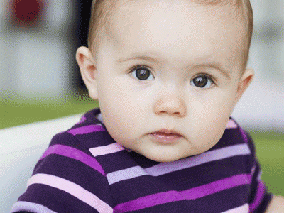 　　寶寶3歲&mdash;5歲期間稱為第一個叛逆期，他們不同程度的有一些特點：第一自主性強，一些想干的事情與大人的意願相違背；第二愛發脾氣和愛大哭；第三不和小朋友分享玩具或其他好吃的東西；第四甚至有些孩子還喜歡耍賴、打人。所謂&ldquo;態度決定行動&rdquo;寶寶家長對他們的行為應該持理解、寬容和尊重的態度。孩子自主性強也是好事，說明孩子在慢慢地長大，孩子想獨立的決定一些事情了。可是孩子還小，是非能力不強，他們不知道什麼時候該干什麼事情、什麼事情不可以去做。所以在這個時期，寶寶家長不能用命令的口吻要求寶貝必須刷牙、必須洗頭，不然就&hellip;&hellip;，這樣會導致寶貝的逆反心理嚴重，更加抗拒洗頭抗拒刷牙。寶寶家長應該教導寶貝明辨是非，心平氣和的告訴寶貝每個小朋友都是需要洗頭需要刷牙的，不然牙齒會長小蟲子，頭發會有難聞的味道，其他小朋友就不會願意和咱們一塊玩兒了。  　　寶寶不愛刷牙媽媽有妙招  　　關於寶寶不愛刷牙這個問題其實很多寶媽都會遇到。只要充分調動寶寶的積極性，讓寶寶愛上刷牙並不難。培養寶寶早晚刷牙的良好衛生習慣，也可以變得簡單！  　　1.讓寶寶自己挑選牙具  　　在為寶寶挑選牙具的時候，媽媽帶著寶寶到商店挑選自己喜歡的刷牙杯、牙刷和牙膏等用品，也可以選較能引起寶寶興趣的音樂牙刷。寶寶用著親手挑選的牙具，自然興趣百增。  　　剛開始，不必太嚴肅要寶寶馬上學會自己刷牙，先讓寶寶把牙刷當作玩具放入口內，使寶寶不會排斥牙刷在口腔中，慢慢地寶寶便會愛上刷牙。  　　2.讓寶寶觀看媽媽刷牙  　　這個階段的寶寶模仿能力特別強，媽媽不妨定個時間，讓寶寶和自已一起刷牙。這樣既可以增加孩子的參與感，也可以提高孩子對刷牙的興趣。媽媽每天在刷牙的時候，讓寶寶也拿著自己的小牙刷在旁邊觀看，隨便他自己伸入口腔中比劃。慢慢地，媽媽在寶寶掌握刷牙的初步動作之後，便可開始教他正確的刷牙方式&mdash;&mdash;&ldquo;左刷刷，右刷刷，上下刷。&rdquo;寶寶自己刷完之後，除稱贊他之外，父母可以讓孩子躺下，頭向後仰再檢查一下，是否刷干淨。  　　3.鼓勵寶寶，耐心教導  　　寶寶都喜歡被鼓勵、被贊美，所以媽媽應善於抓住寶寶這一特點，耐心、循序漸進地鼓勵寶寶刷牙。只要寶寶有點滴的進步，便可獎勵一些小獎品送給他，從而調動寶寶的積極性。  　　4.利用圖書故事  　　媽媽可有意選些有關刷牙的故事書或卡通碟片，與寶寶共同閱讀或觀賞，同時講一些刷牙基本常識。如順牙縫由上而下、由下而上地豎刷；上下、內外都是順著牙根向牙尖刷，牙合面可以橫刷。同時讓寶寶了解，刷牙是必須而且每一個人都喜歡做的事情。