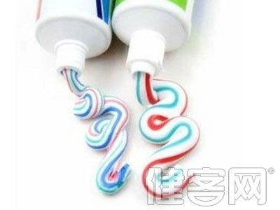 專家提醒別使用牙膏清潔假牙