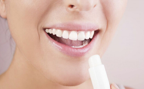 牙齒泛黃有原因 巧妙方法助美白