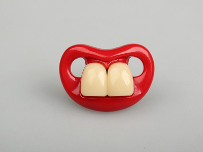 下牙頂著門牙根部什麼原因導致的？