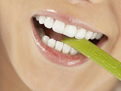 如果你有吸煙、喝茶、喝咖啡的習慣，那麼定期洗牙可以清潔牙齒表面的著色，以及日常積累的牙結石，清潔後牙齒看起來會更潔白。但是不少人依舊有認識上的誤區，認為只要洗完牙，牙齒就一定能美白。洗牙根本目的是護齒，並不能美白牙齒。