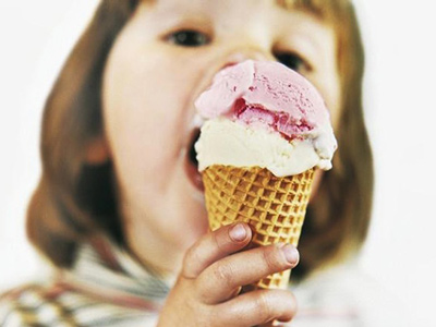 女子因愛吃冰激凌經常牙酸或牙痛