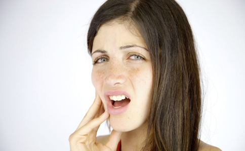 口腔潰瘍是因為火氣大嗎 引起口腔潰瘍的原因 哪些原因會引起口腔潰瘍