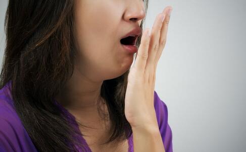 口臭有哪些症狀 口臭的症狀有哪些 如何治療口臭