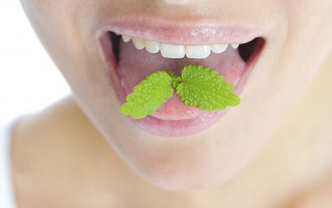 導致口臭的原因 口臭吃什麼好 治療口臭的食物
