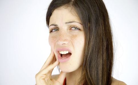 導致牙痛的原因 牙痛的病因 什麼原因引起牙痛
