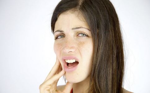 導致牙周炎的原因有哪些 牙周炎怎麼辦 牙周炎吃什麼好