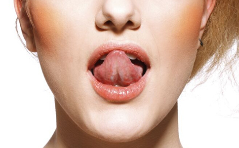 如何防治嘴唇干裂 嘴唇干裂如何預防 怎麼預防嘴唇干裂