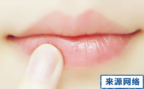 嘴唇干燥怎麼辦 嘴唇干燥起皮怎麼辦 預防嘴唇干燥
