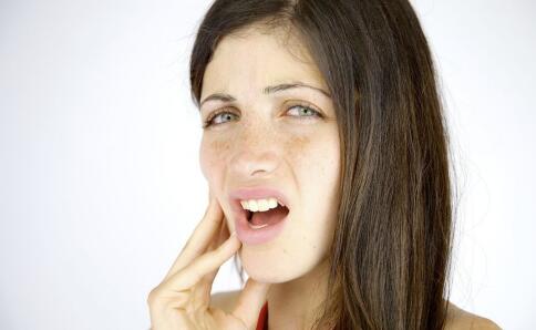 口腔扁平苔癬如何引起 導致口腔扁平苔癬的原因 什麼原因導致口腔扁平苔癬